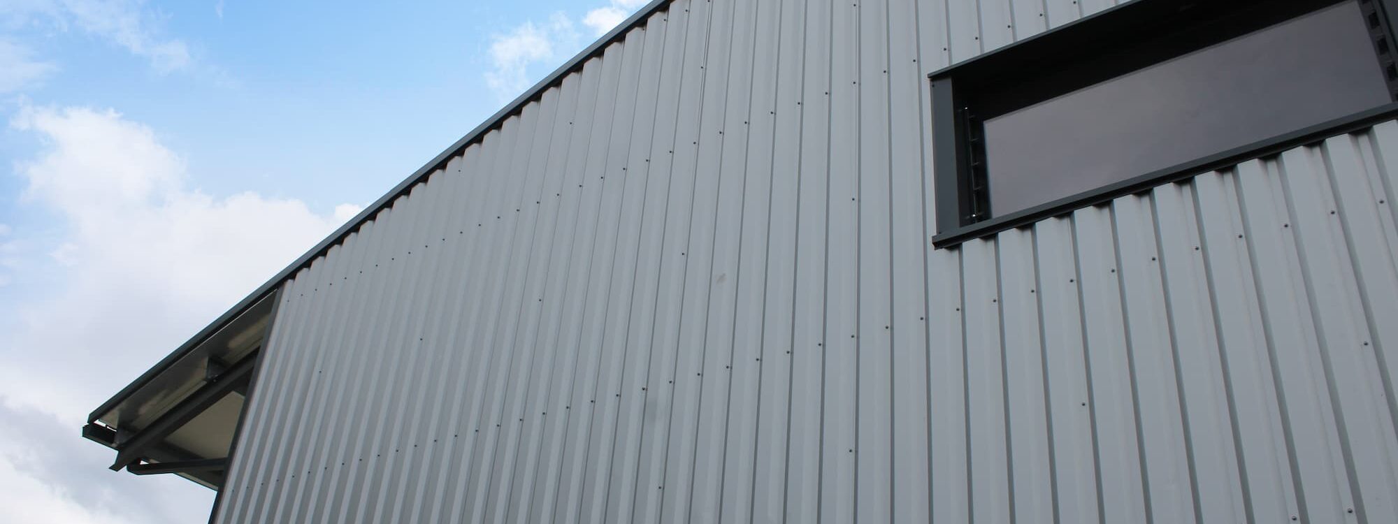 PLIAGE_BARDAGE_FACADE4 2000X750 | SEBA INDUSTRIES Quels sont les avantages du pliage de tôle en aluminium pour les façades modernes ? Belfort